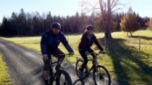 kaci hickox riding bike with her boyfriend--vocabulario en inglés defiant