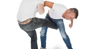 a guy kicking another guy in the balls--vocabulario en inglés--painful