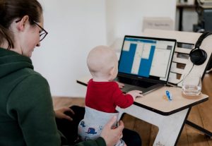 lady with her baby at computer--vocabulario en inglés