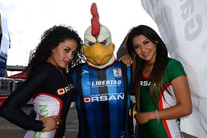 gallardo with two edecanes