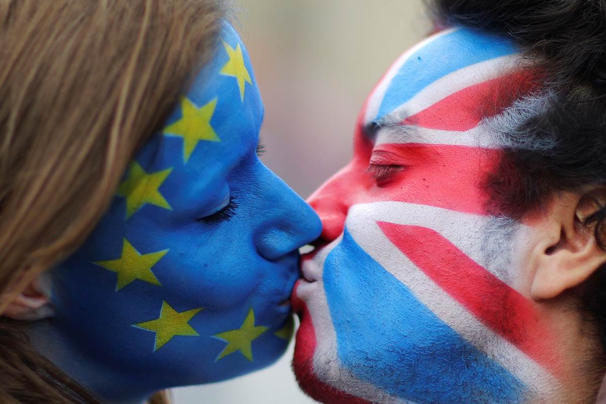 a symbolic kiss between the european union and great britain