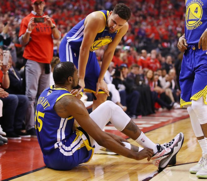 kevin-durant-talking-to-klay-thompson-as-he-grabs-his-heel-in-game-5-of-the-2019-nba-finals-vocabulario-en-inglés