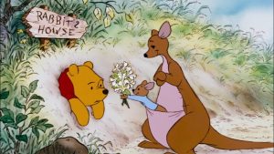 pooh-stuck-in-rabbit-hole-roo-offers-him-flowers-vocabulario-en-inglés