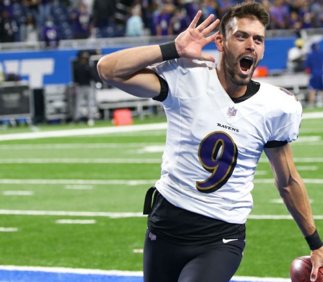 justin tucker with his hand to his ear celebrating his record breaking field goal--vocabulario en inglés
