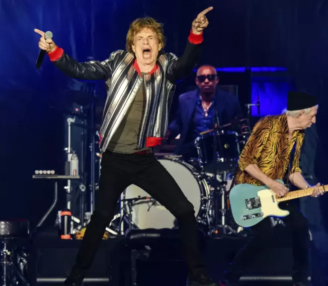 mick jagger and keith richards performing on the no filter tour--voacabulario en inglés